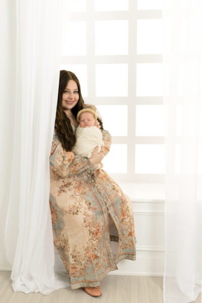 When to book newborn photo session in Chicago guide by newborn photographer